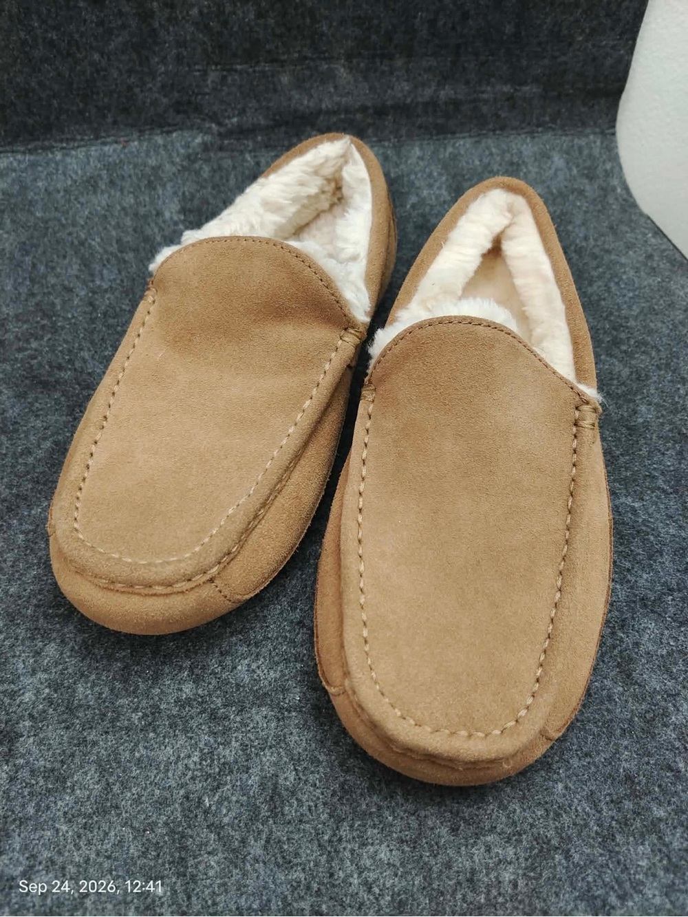 NWOB UGG Ascot 1101110 Men's Suede Shearling Slippers Sz 8 The fur lining inside